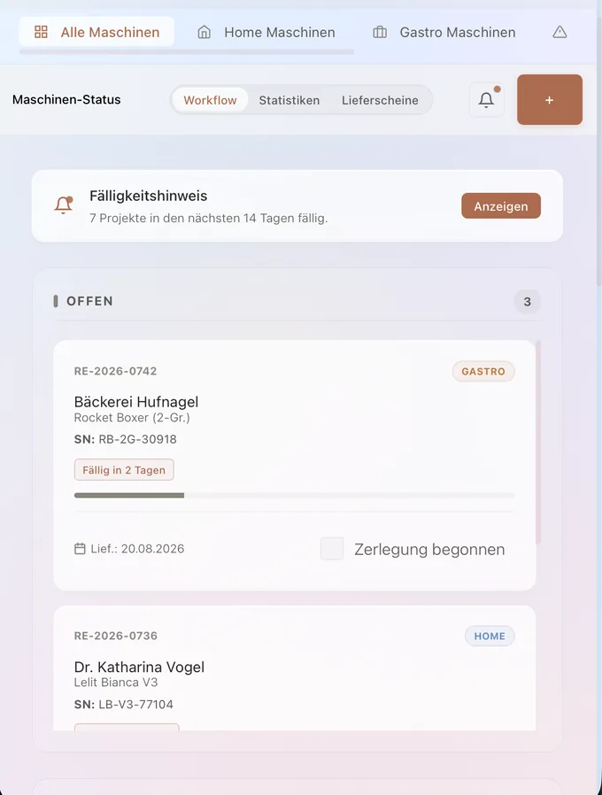 Dieselbe Projektübersicht auf einem Tablet: Die Spalten liegen untereinander, die Karten füllen die Breite, der Fälligkeitshinweis steht oben.